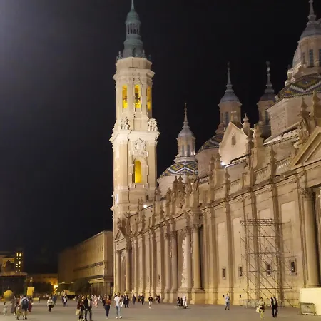 Junto A La Basilica Del Pilar