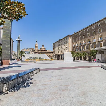 Junto A La Basilica Del Pilar * 萨拉戈萨