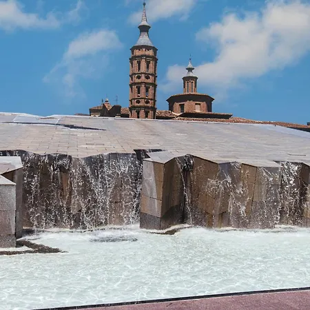 Junto A La Basilica Del Pilar